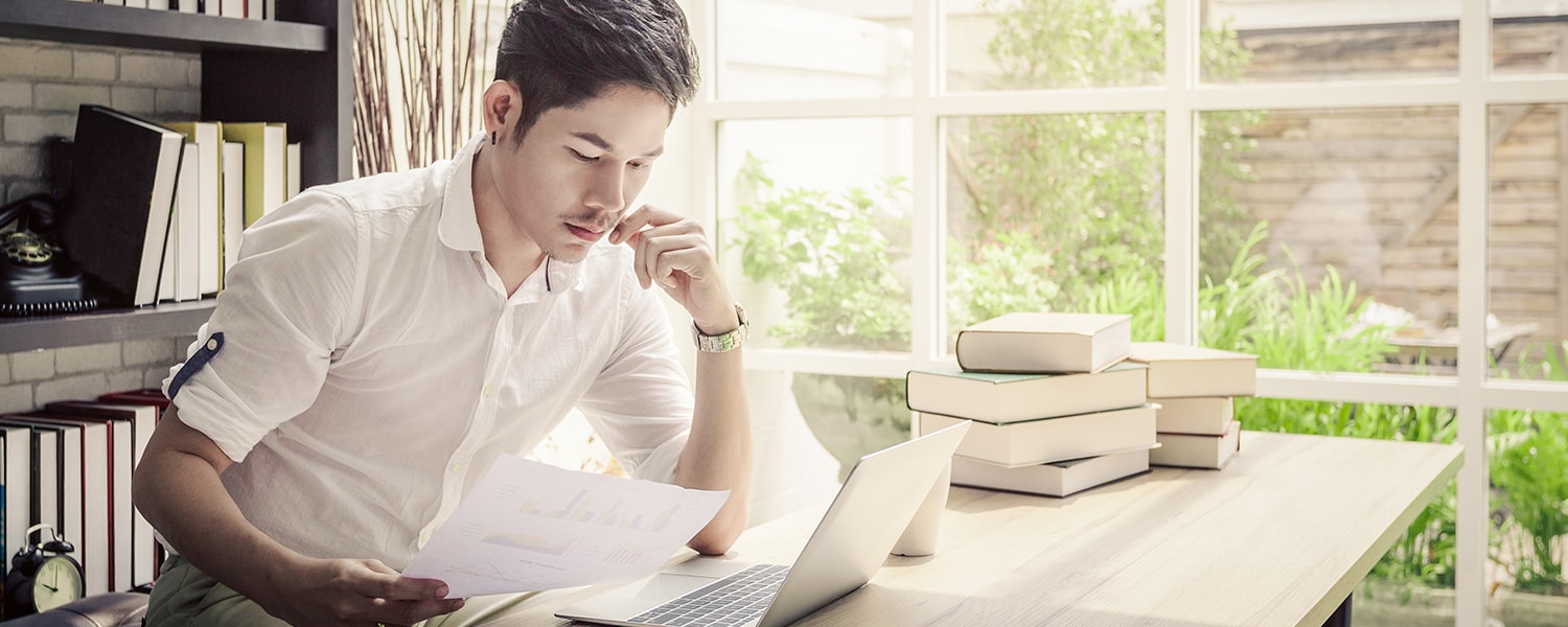 Calculating ROI on Advertising | Calculating ROAS | Man Analyzes Report