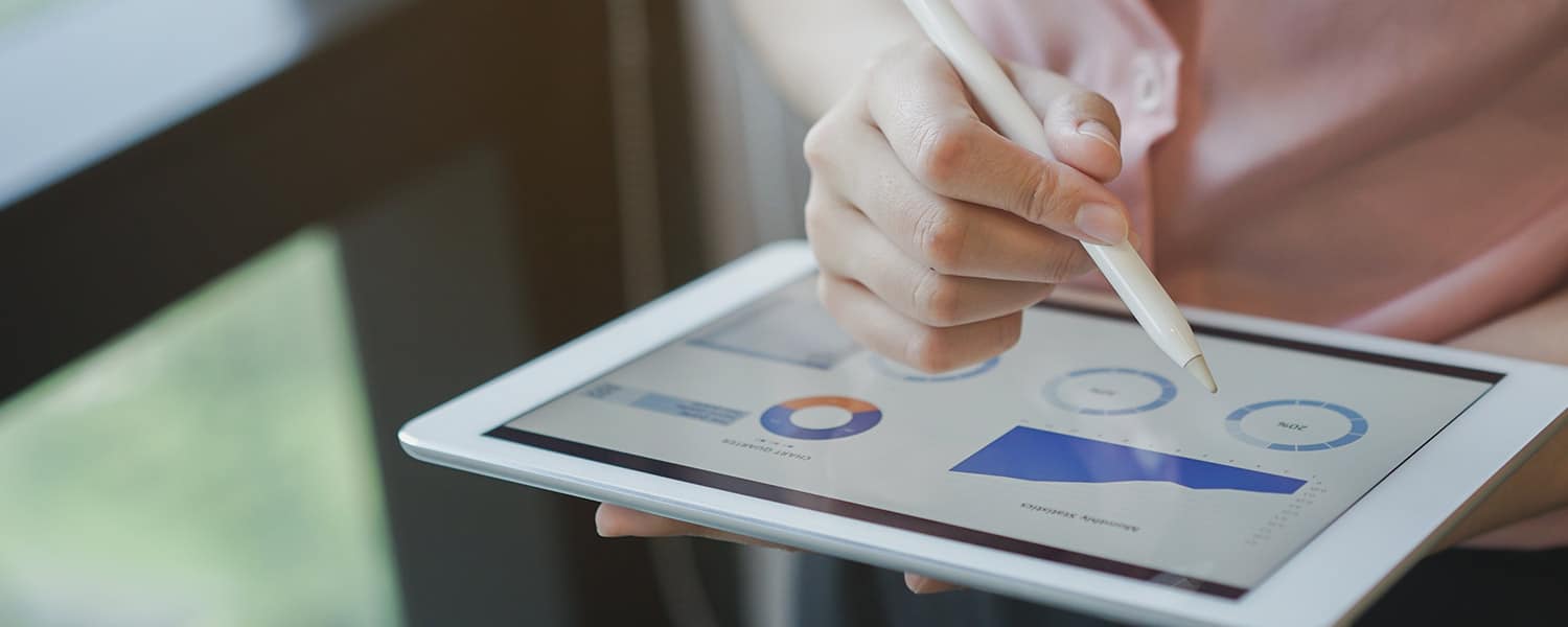 Inbound Marketing Services | Inbound Digital Marketing | Employee Analyzes Metrics